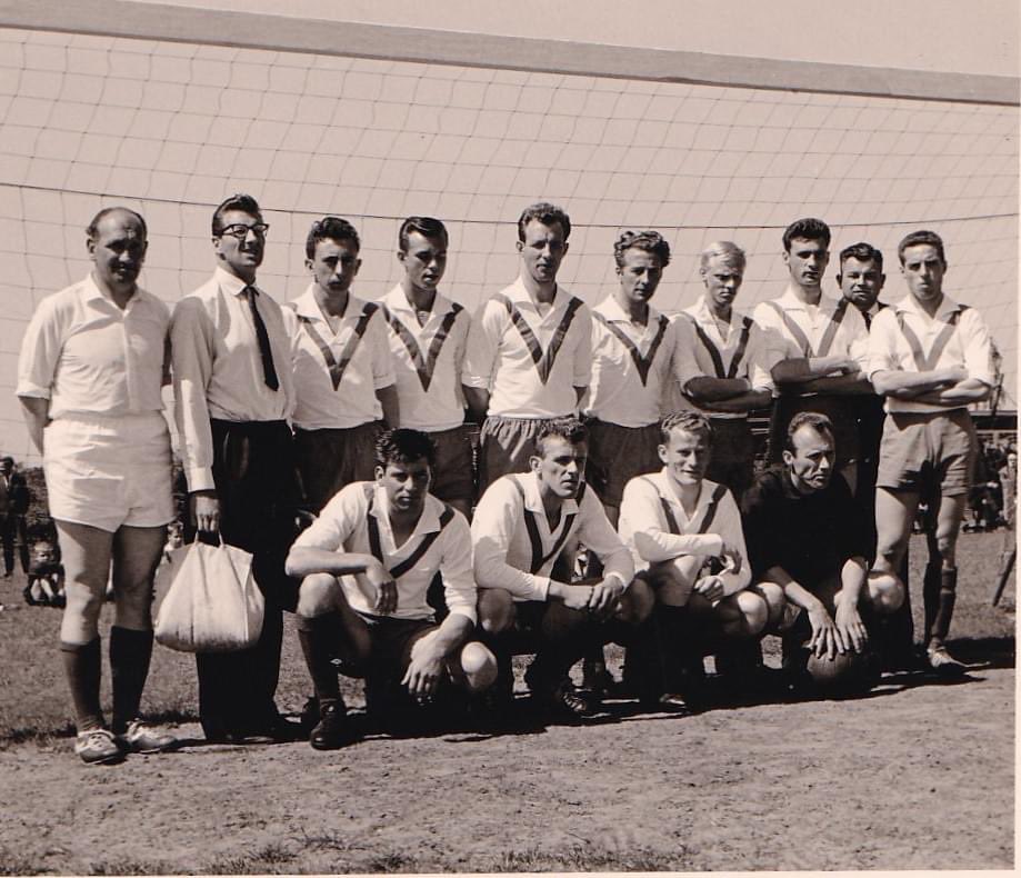 RKVV_DEM's tweet photo. Vanavond om 18.30 uur start de Reünie van 100 jaar @RKVV_DEM in paviljoen De Boog!

Kom onder het genot van een drankje anekdotes en herinneringen delen uit onze 100-jarige geschiedenis;https://t.co/JTUvInOqh7 
#dem100 #samenzijnwedem #dooreendrachtmacht https://t.co/lWqD9fQeVP