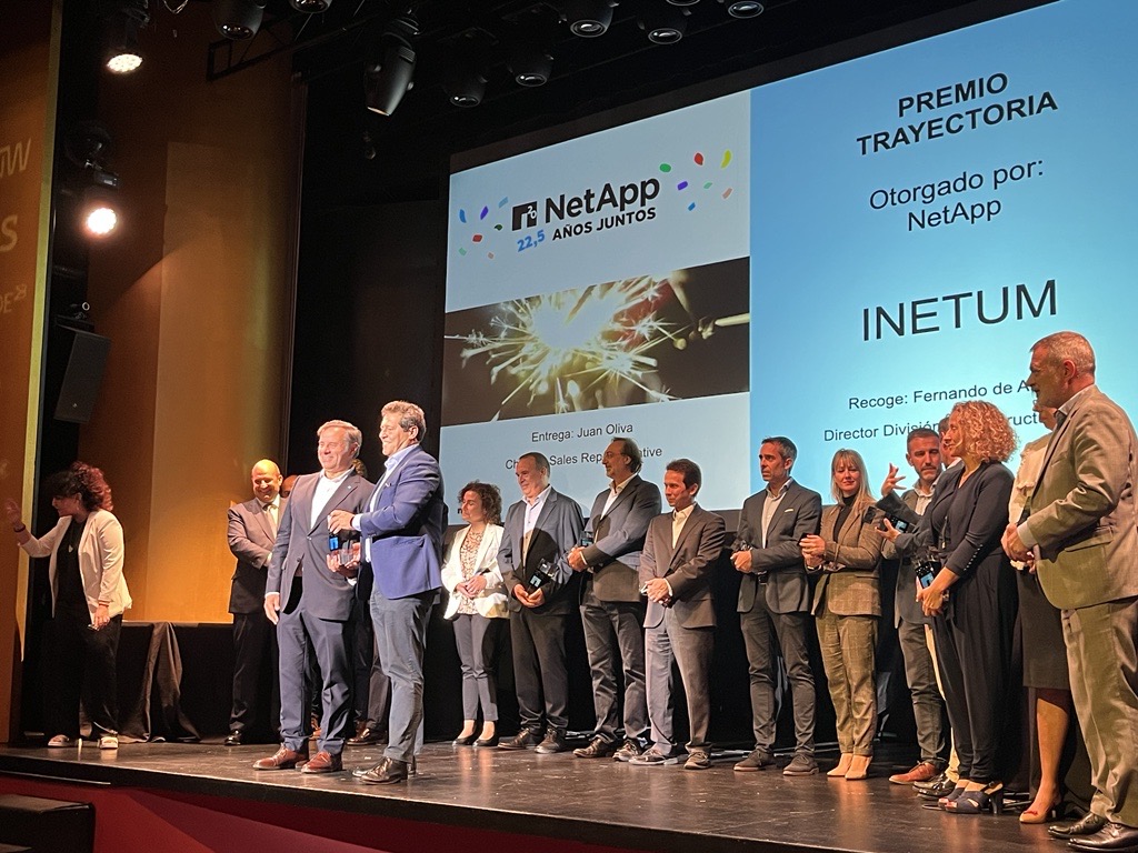 inetum_es's tweet photo. ¡Estamos muy contentos! 🏆 Durante la celebración del 22,5 aniversario de @NetApp_es recibimos el Premio Trayectoria.
¡Muchas gracias a #NetApp por este reconomiento y enhorabuena por los 20+2,5 años! 👏🏽👏🏽
#22NetAppSpain
#Inetum #Positivedigitalflow https://t.co/KviTXH6JEC