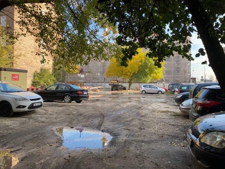 UD_PragaPolnoc's tweet photo. Na #PragaPółnoc powstanie nowy skwer! #ZPTP podpisał umowę na zagospodarowanie terenu u zbiegu Strzeleckiej i Szwedzkiej. Zniknie parking, błoto i kałuże - pojawi się przyjazna przestrzeń dla mieszkańców. Działamy! Prace mają zakończyć się jeszcze w tym roku!
#ZmieniamyPragę https://t.co/TeUFgqodA2