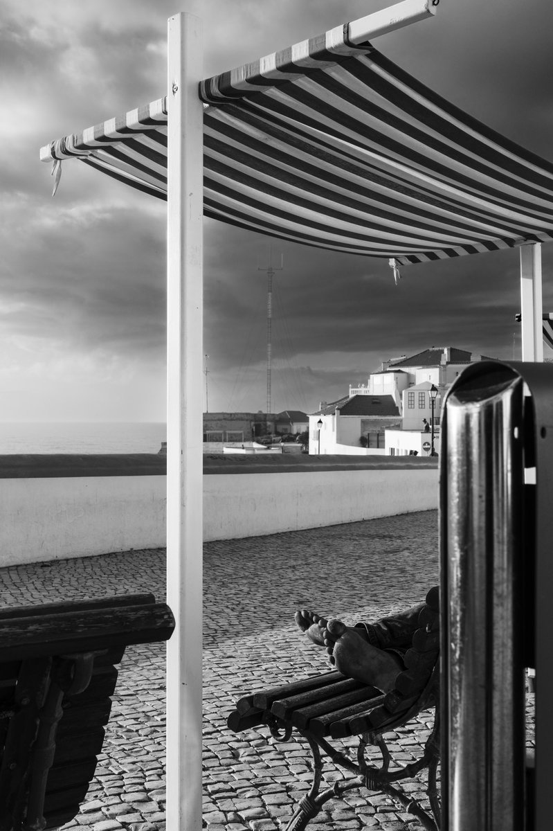 Descanso / Descalço 
Ericeira // 2022.09.29
#Monochrome 
#streetphotography 
#ricohgriiix