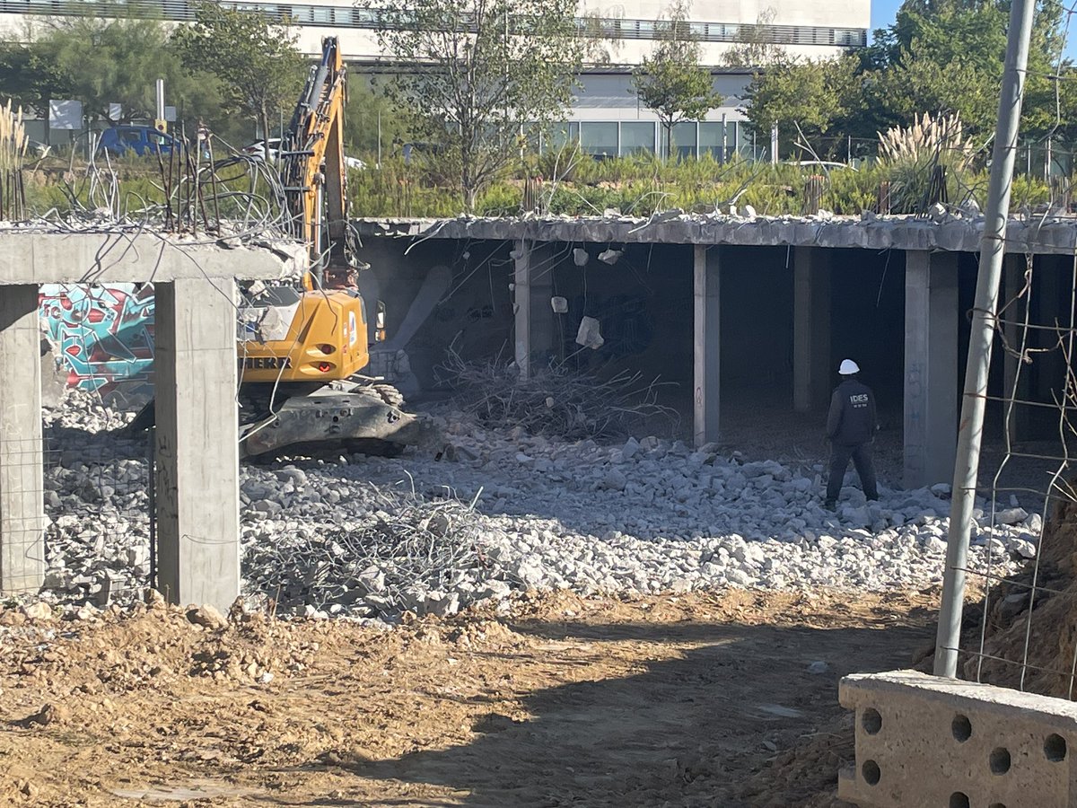 teletimle's tweet photo. Ja que teníeu l’estructura feta son havien d’anar els nous Jutjats, haver-ho aprofitat per algu tipus d’equipament, no enderrocar-ho! @ajmollet @aramollet @PSCMollet @JuntsMollet @molletencomu @poummollet https://t.co/uzhzMoOiSK