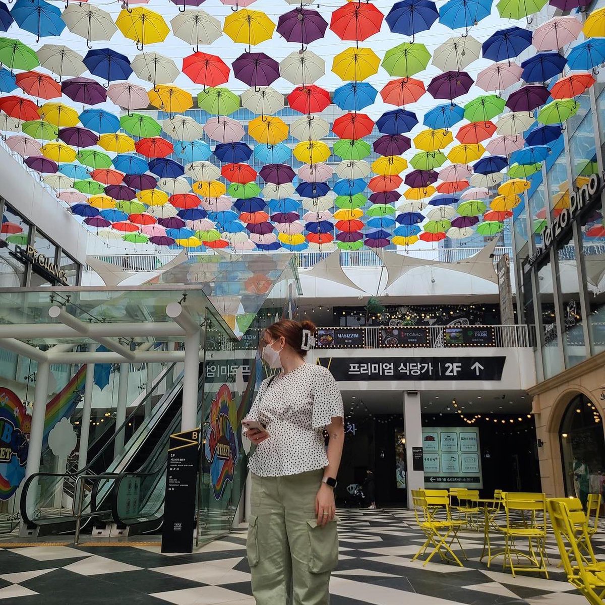 prsource's tweet photo. Over 5000 miles and a completely different time zone hasn’t put a stop to our brilliant #PRIntern Bridie... 🇰🇷👏🏻✈️ She’s still been checking in to work with the team every week, all the way from Seoul in South Korea! Flexible working never looked so fun 😋 https://t.co/5xw7pkcCxn
