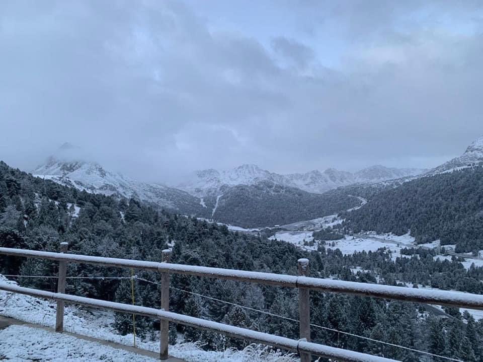 infoccitanie's tweet photo. En #Andorre, dans les #Pyrénées, en #Occitanie, au Pas-de-la-Case, la #neige est là. Plusieurs centimètres sont tombés depuis hier. L’hiver s’installe de manière précoce ! #PasdelaCase #Andorra 📸 Holidays Andorra https://t.co/Rtd7gNFJia