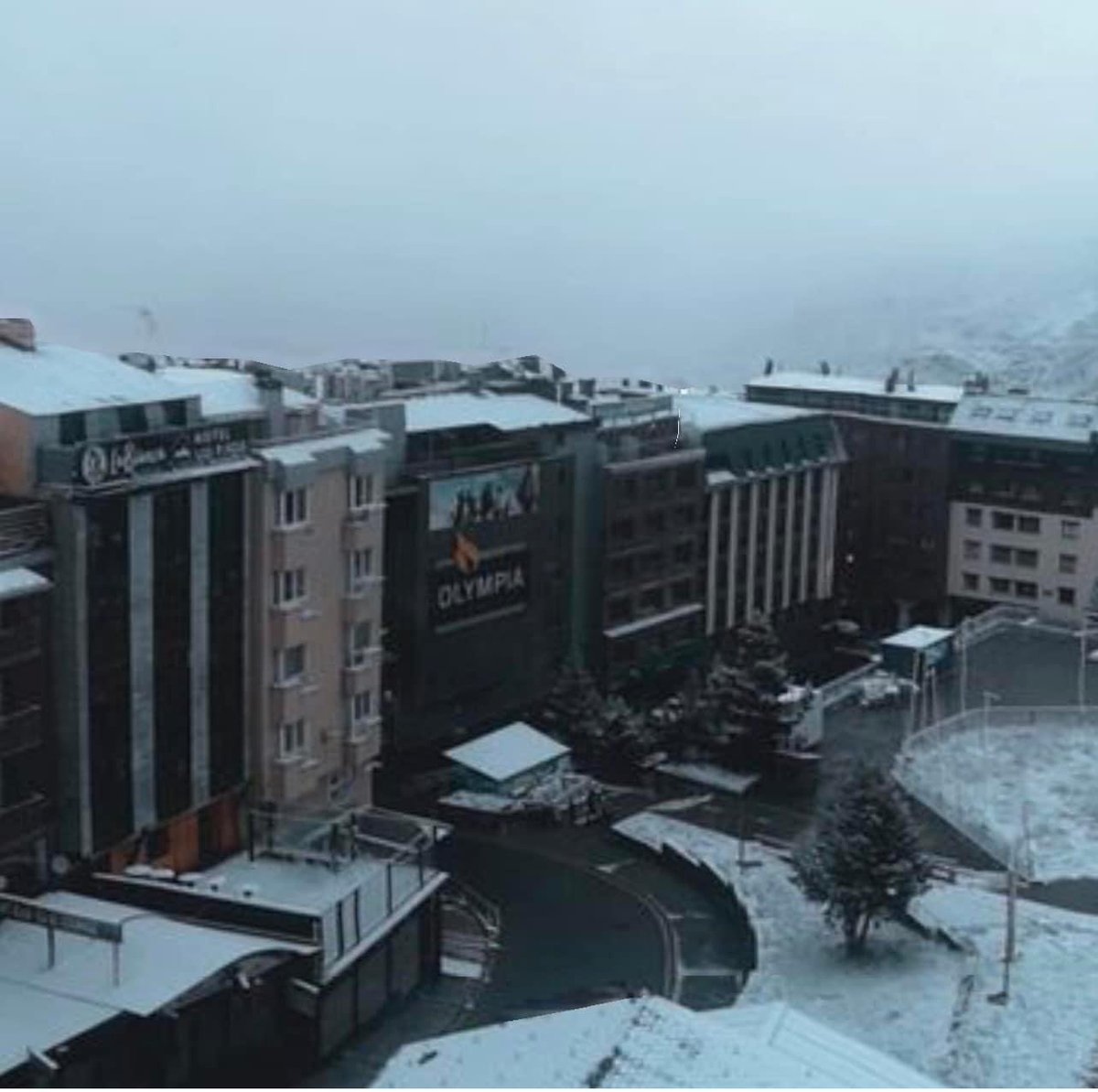 infoccitanie's tweet photo. En #Andorre, dans les #Pyrénées, en #Occitanie, au Pas-de-la-Case, la #neige est là. Plusieurs centimètres sont tombés depuis hier. L’hiver s’installe de manière précoce ! #PasdelaCase #Andorra 📸 Holidays Andorra https://t.co/Rtd7gNFJia