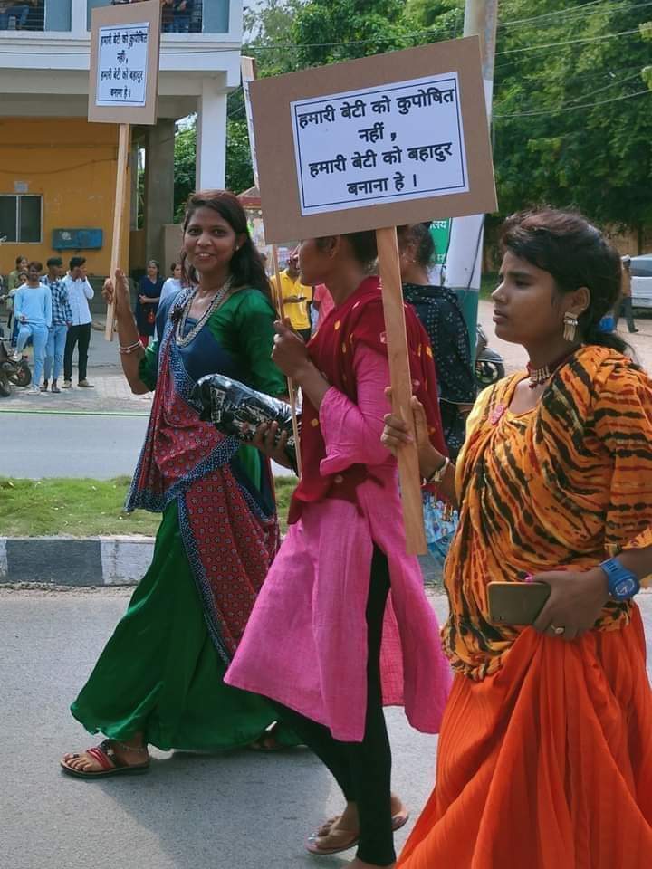 "हमारी बेटी को कुपोषित नहीं,
               हमारी बेटी को बहादुर बनाना है।"

    BPVM,BPMM,BPYM
    युनिट भीलप्रदेश इण्डिया
 
    ।।  आदिवासी परिवार  ।।
                <a href="/Rj12Bhil/">आदिवासी पुष्पा कटारा</a>