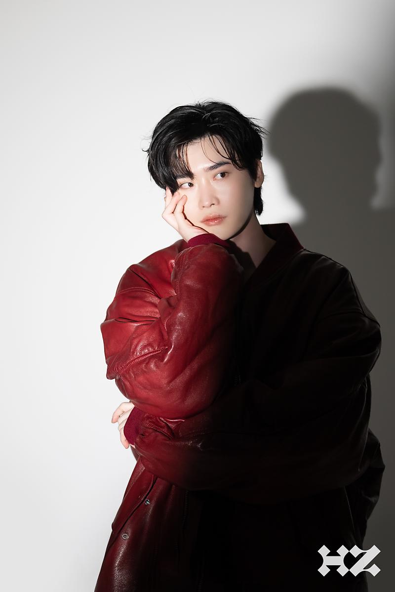 LJS_society's tweet photo. #ʟᴇᴇᴊᴏɴɢꜱᴜᴋ #이종석 VOGUE ultimate love ❤️ https://t.co/SE05TVRkES