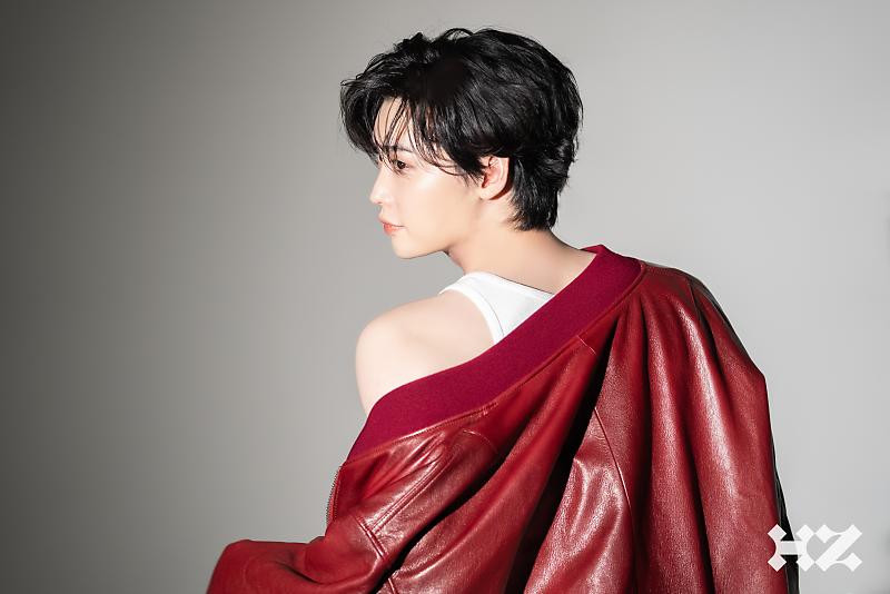 LJS_society's tweet photo. #ʟᴇᴇᴊᴏɴɢꜱᴜᴋ #이종석 VOGUE ultimate love ❤️ https://t.co/SE05TVRkES