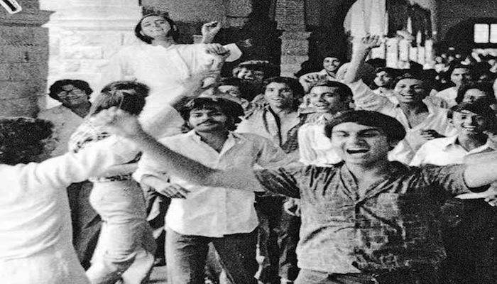 IndiaHistorypic's tweet photo. 1970s :: Shashi Tharoor  After Winning Student Body Election at St Stephen’s College, Delhi   

Slogan Was " Shashi Tharoor Jeetega Jaroor " https://t.co/ZPofOprSIC