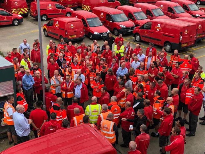 OfficeServUK's tweet photo. Royal Mail workers have gone on strike today. We’re sorry this strike action is likely to cause our customers some disruption to their normal mail forwarding.  Please see the Royal Mail website for more information. All FedEx services should be operating as normal. #RoyalMail https://t.co/eFMDEOVncs