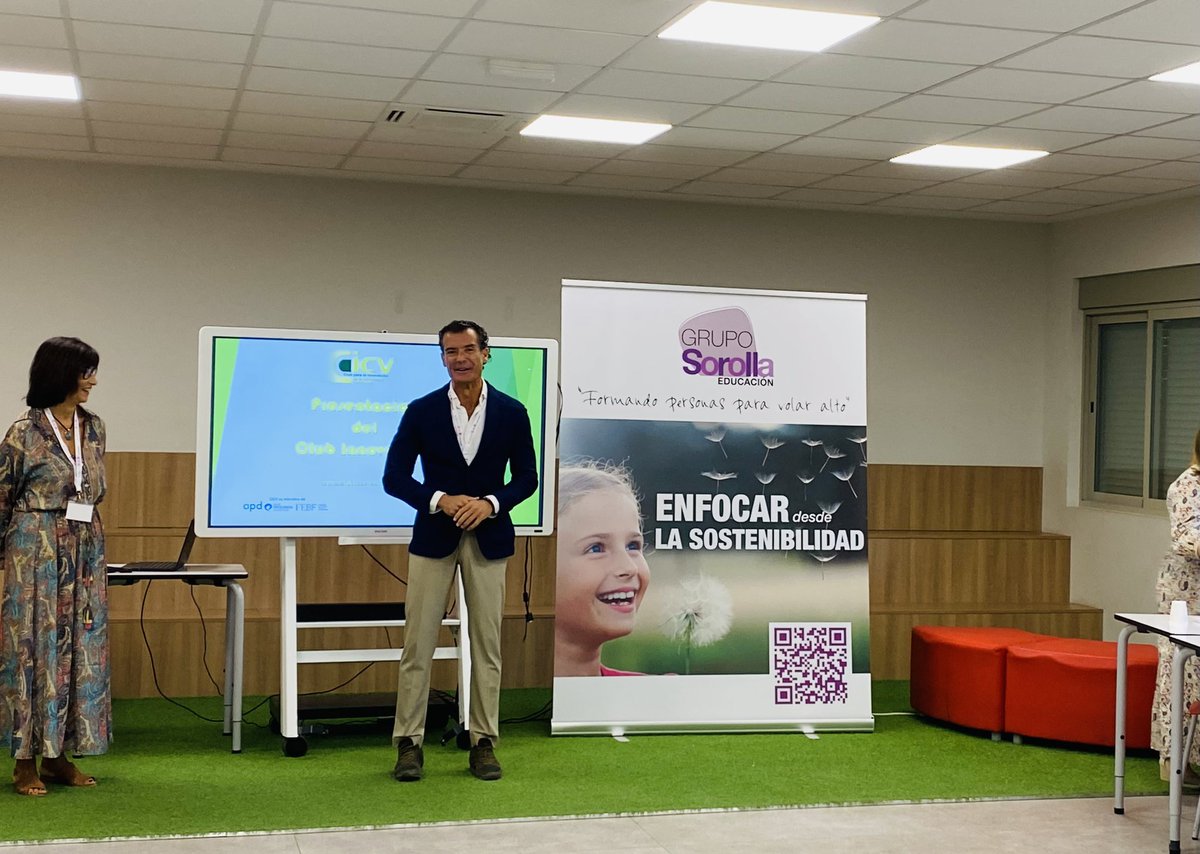 GrupoSorollaEdu's tweet photo. Paco Gavilán, presidente del @CInnovacionCV inaugura la Jornada de Puertas Abiertas para empresas valencianas y miembros del club en Julio Verne School #innovación #calidad #futuro #innovaciónvalencia https://t.co/ej2pujqxfn