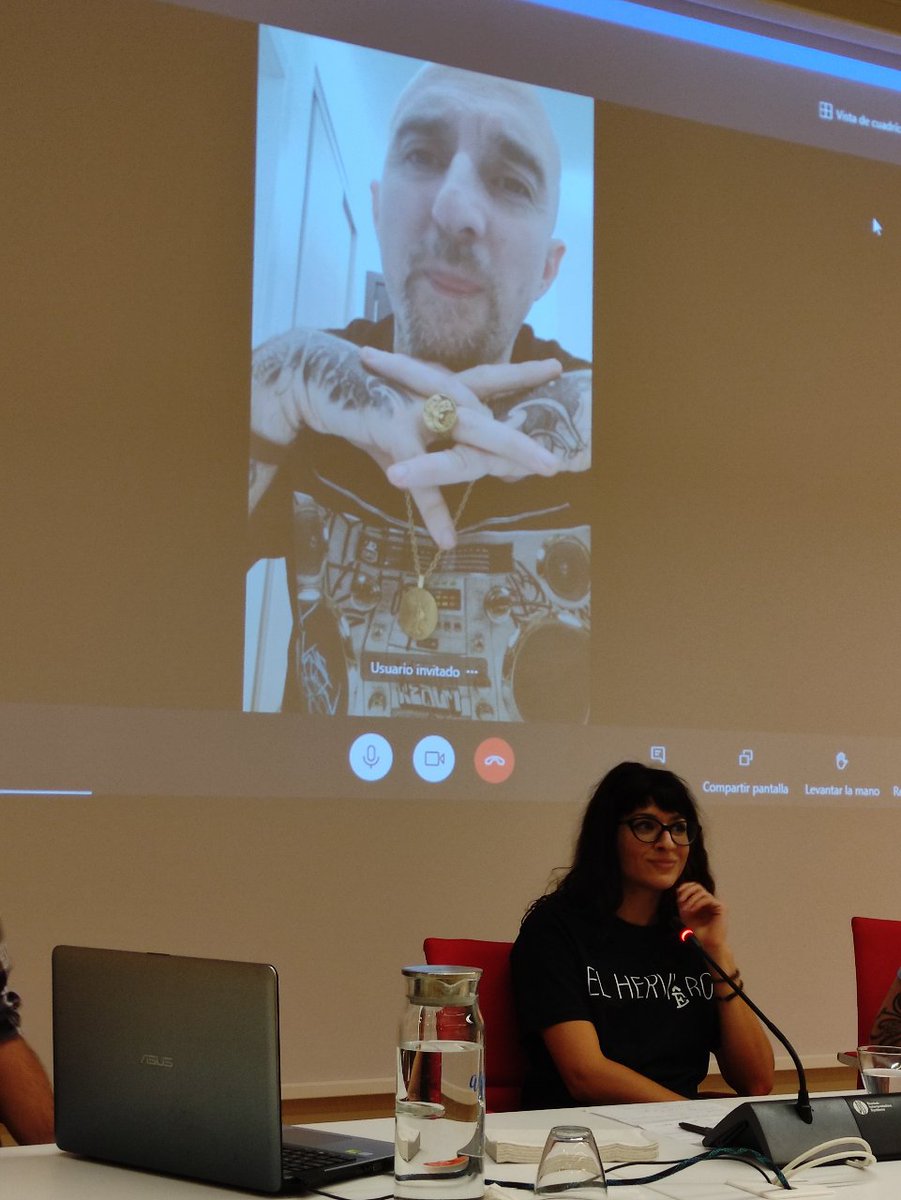 cpompidoumalaga's tweet photo. #UrbanWeekend contó ayer con Sebastián Arteaga, La Eme y Fasim. Sicario tuvo un percance y nos acompañó por videollamada para hablar de cómo el hip-hop se ha integrado en todos los ámbitos de la cultura artística.
Hoy más en #ColecciónMuseoRuso.
https://t.co/vAR1dMehNn https://t.co/ePZlLIcWRh