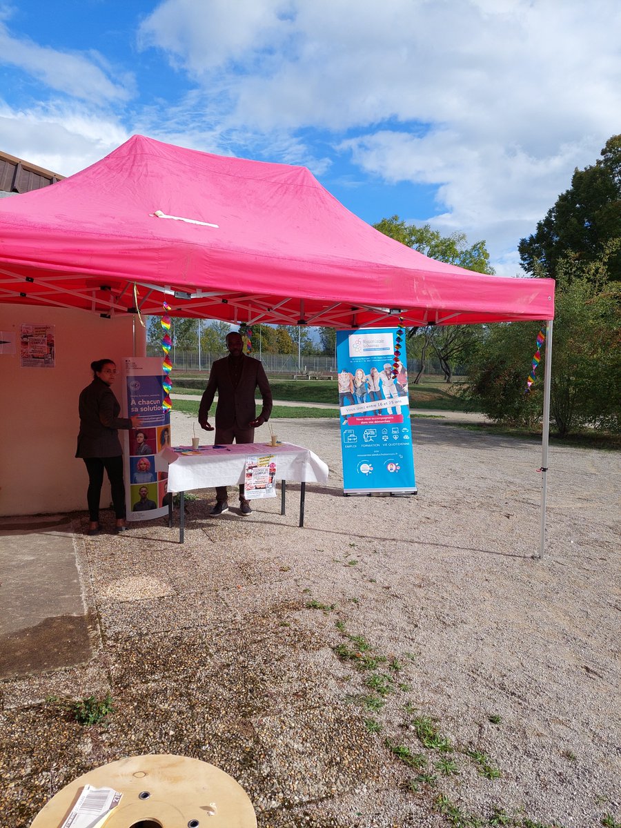 MiloChalon's tweet photo. Petits fours et emploi sont se sont réunis pour le cocktail de l’emploi. Une dizaine de recruteurs se sont réunis et on rassemblés près de 30 jeunes. #emploi #recrutement #1625ans #orientation #CDD #CDI #Intérim #maisondequartier #chalonsursaone #missionlocale https://t.co/5lrRHM6GxD