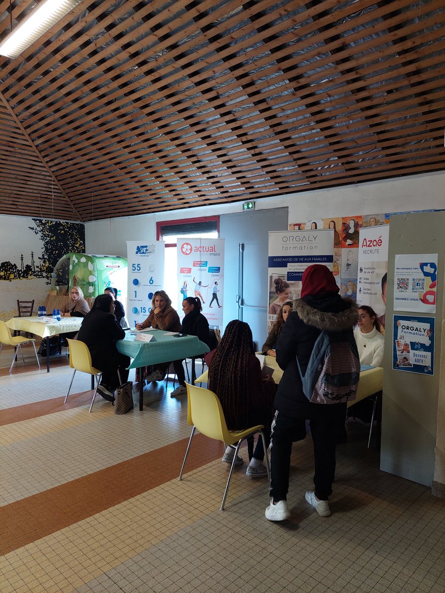 MiloChalon's tweet photo. Petits fours et emploi sont se sont réunis pour le cocktail de l’emploi. Une dizaine de recruteurs se sont réunis et on rassemblés près de 30 jeunes. #emploi #recrutement #1625ans #orientation #CDD #CDI #Intérim #maisondequartier #chalonsursaone #missionlocale https://t.co/5lrRHM6GxD