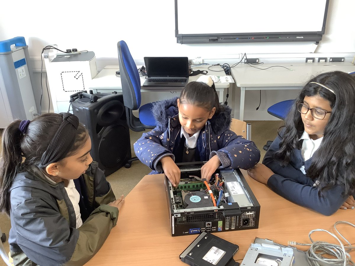 mellorschool's tweet photo. Our Mellor Digital Leaders have been busy learning about all of the different components of a PC and what functions they provide. They all had the opportunity to disassemble and reassemble a computer! #computing #digitalleaders #practicalcomputing π₯οΈ πͺ https://t.co/y35wnN6cEn