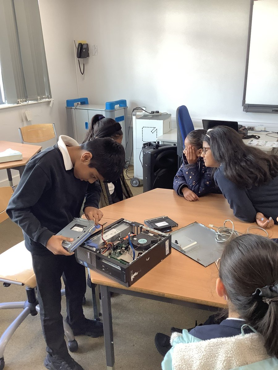 mellorschool's tweet photo. Our Mellor Digital Leaders have been busy learning about all of the different components of a PC and what functions they provide. They all had the opportunity to disassemble and reassemble a computer! #computing #digitalleaders #practicalcomputing π₯οΈ πͺ https://t.co/y35wnN6cEn