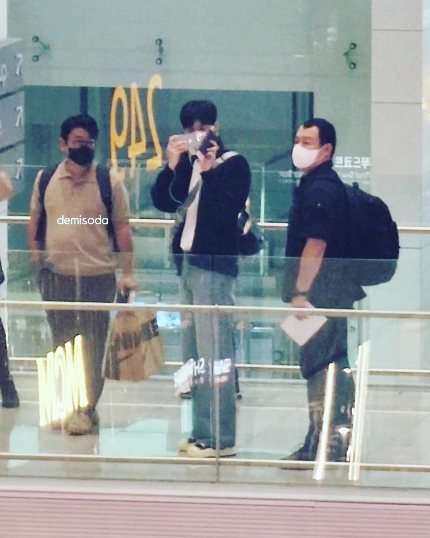 machi6221's tweet photo. "Mino taking pictures of the fans.
Will you authenticate?"ㅋㅋ
Lee Min Ho departed from Incheon Airport to Malaysia for CUCKOO Appreci8th Anniversary Concert 🇲🇾
Cr.demisoda74
#LeeMinHo #이민호 #李敏镐
#イ・ミンホ #CUCKOO https://t.co/1Zp8FcmmvJ