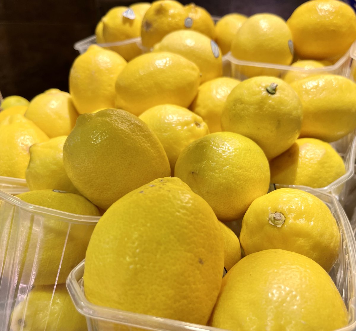 la_boqueria's tweet photo. 🥳Avui celebrem el Dia Mundial de la Llimona!
😍A nosaltres ens encanta!
🍋La llimona destaca per un gran contingut en vitamina C i dos tipus d’antioxidants: els bioflavonoides i els betacarotens
📸@morillafruites
#llimona #laboqueria #boqueria #limon #morilla #barcelona https://t.co/sjMlYuJHFO