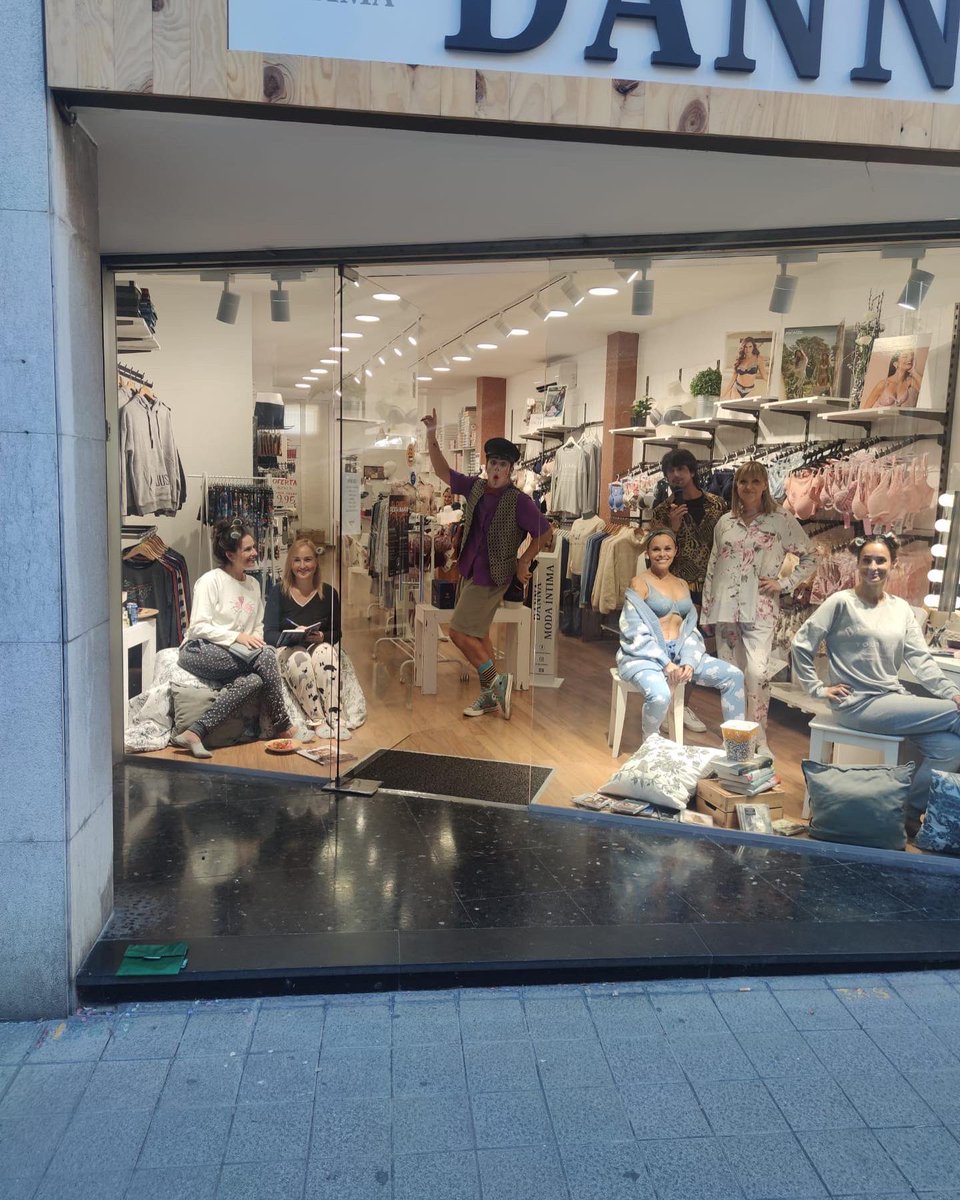 Continuem amb els aparadors!!
Les nostres comerciants s’ho han currat molt!

@spot10skateshop @pebre_negre @dannaintima @cocoliam.es @secrets_joies @munne1941 @carnisseriacaldavid