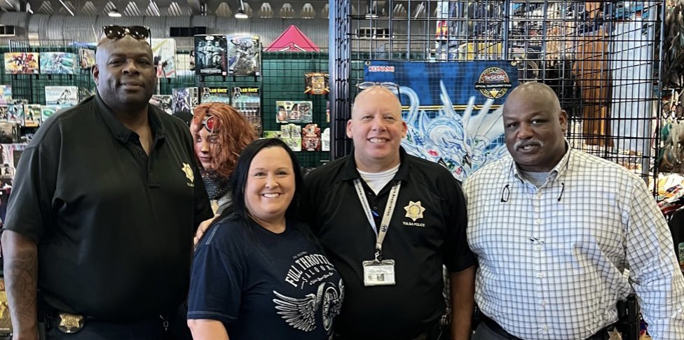 barnett4life's tweet photo. Got to see some of my local “celebs” today! 😊#thefirst48Tulsa #Tulsapd https://t.co/OiYw4B5o6L