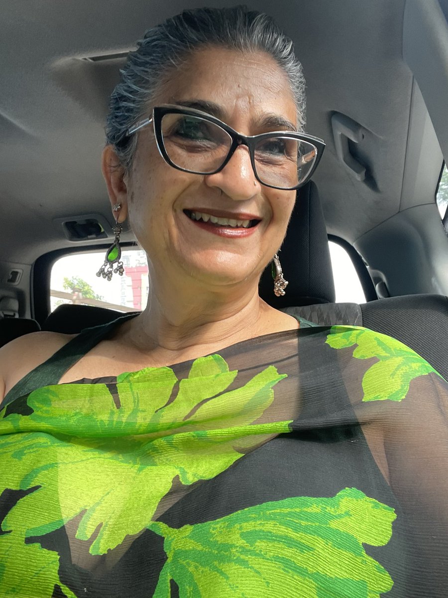 vijivenkatesh's tweet photo. So here’s my green … i rarely wear green so every year I struggle to find a saree and every year I tell myself bhai I need to get a green saree and i don’t . This one has more black than green but I think the earrings make up for it #Navaratri2022 #colourgreen https://t.co/LZSqS1n3Va