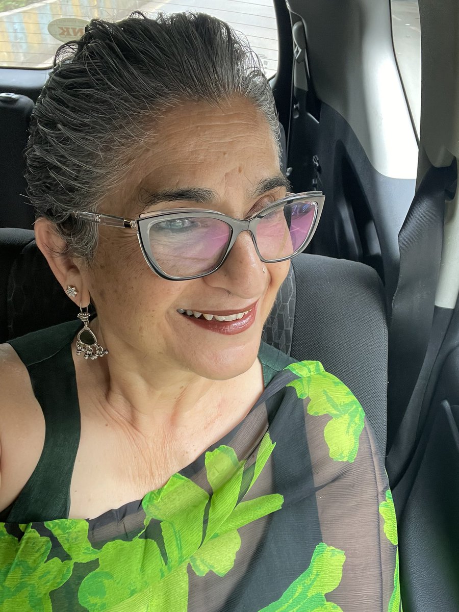 vijivenkatesh's tweet photo. So here’s my green … i rarely wear green so every year I struggle to find a saree and every year I tell myself bhai I need to get a green saree and i don’t . This one has more black than green but I think the earrings make up for it #Navaratri2022 #colourgreen https://t.co/LZSqS1n3Va
