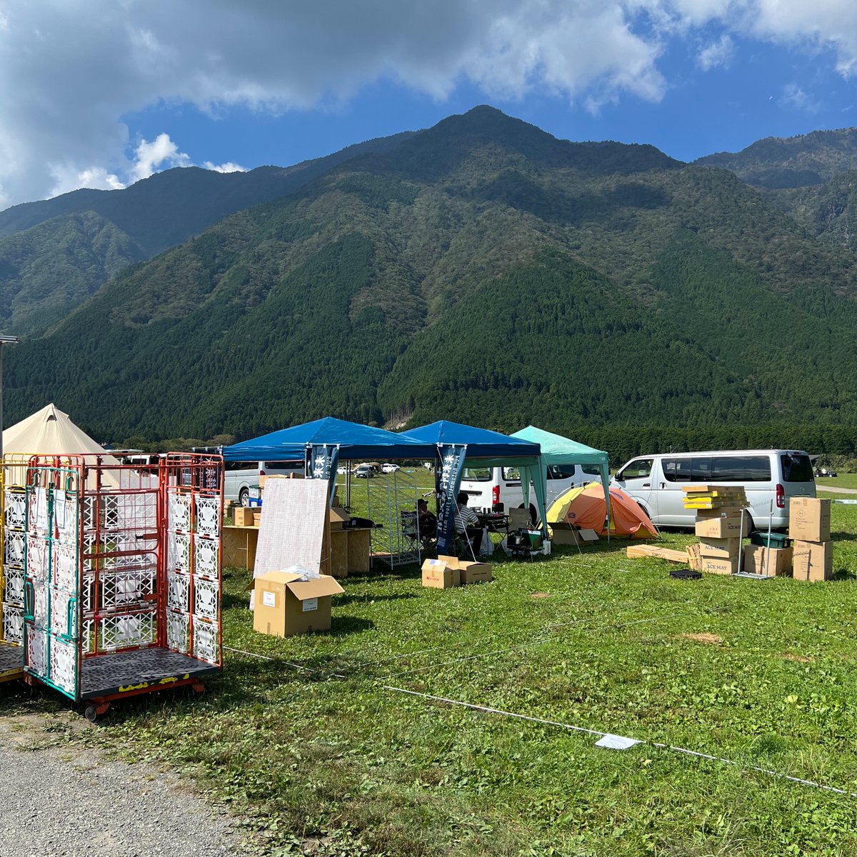 tohpo_jp's tweet photo. GO OUT CAMP ふもとっぱら設営中です!
#ふもとっぱら #GOOUTCAMP #tohpo #未来科学 #IPF #IPFLIGHTS #arb4x4jp #flexdream #linex #mlj #blackrhinowheels #jaos #geolandar #autoflags #デリカ #デリカD5 #新型デリカD5 #新型デリカ #キャンプ #ソロキャン #オフロード #アウトドア #outdoor https://t.co/rhS8sgWHHC