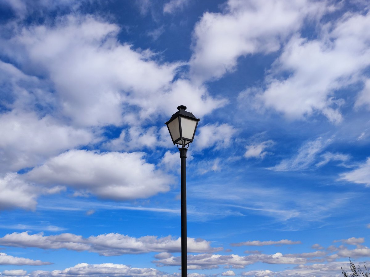 És aquella immensitat
que batega amb el vent,
que fa del temps
la successió del tot constant.

Un peu a terra i l'altre al cel..

AGP,  Trossets.

#BonDia #AltMaestrat #pensaments #testime #brollamots #TantDeBoFossisAquí instagram.com/p/CjHgTYuIjJ8/…