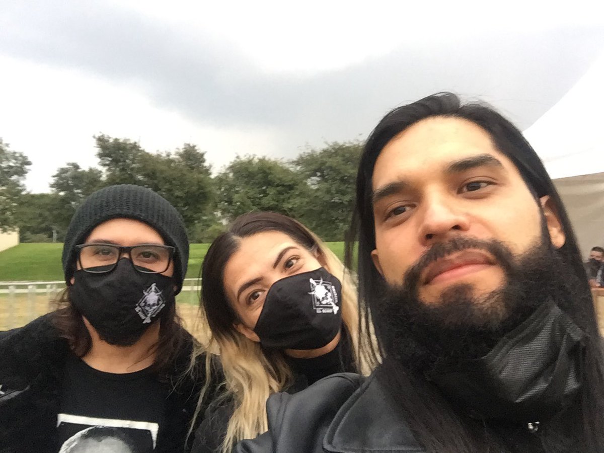 MIKEMEROL1's tweet photo. @clauzzen @RSprachrohr Chale ya no supe las reglas para participar problemas técnicos con el internet solo escuché foto con la #bruja @clauzzen y @MikeRauda #hexen jaja  quiero boleto para #Rammstein https://t.co/6N9dH0cZqF