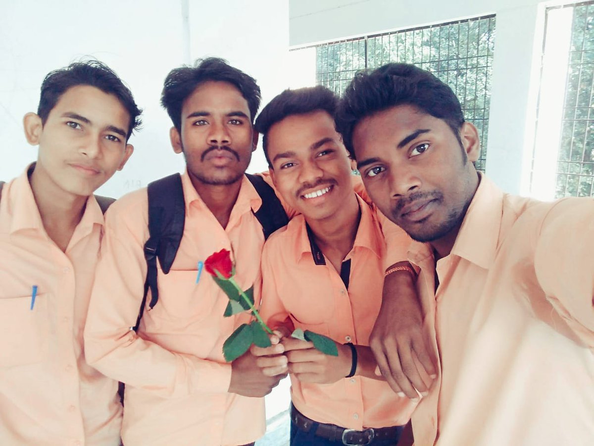 ArjunBi33387969's tweet photo. ମତେ ମୋର clg ସାଙ୍ଗମାନେ ଗୋଲାପଫୁଲ ଦେଉଛ ନ୍ତି... https://t.co/v2r9HCCsOV