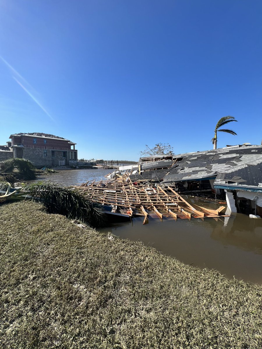 📍Matlacha, FL 
A tiny town with a lot of heart. The Matlacha bridge is the only way in/out of Pine Island and it’s surrounding communities (Bokeelia, St. James City, etc). 

People who stayed on the island during the storm, now have no way out.