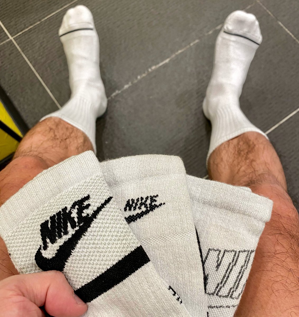 klis_tw's tweet photo. 新襪襪到 看官網是白的
結果來是淺灰
好險單穿看起來還是像白襪 https://t.co/f9ARZOzPnw