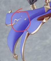 figmaのモナ、これ多分マントの表面の模様間違えてるな、裏面と同じになってる。
ゲーム本編だと二重の菱形になってる。ここ塗り直すか悩むなぁ。
金の装飾の赤の省略は塗り足そうと思う。(h 