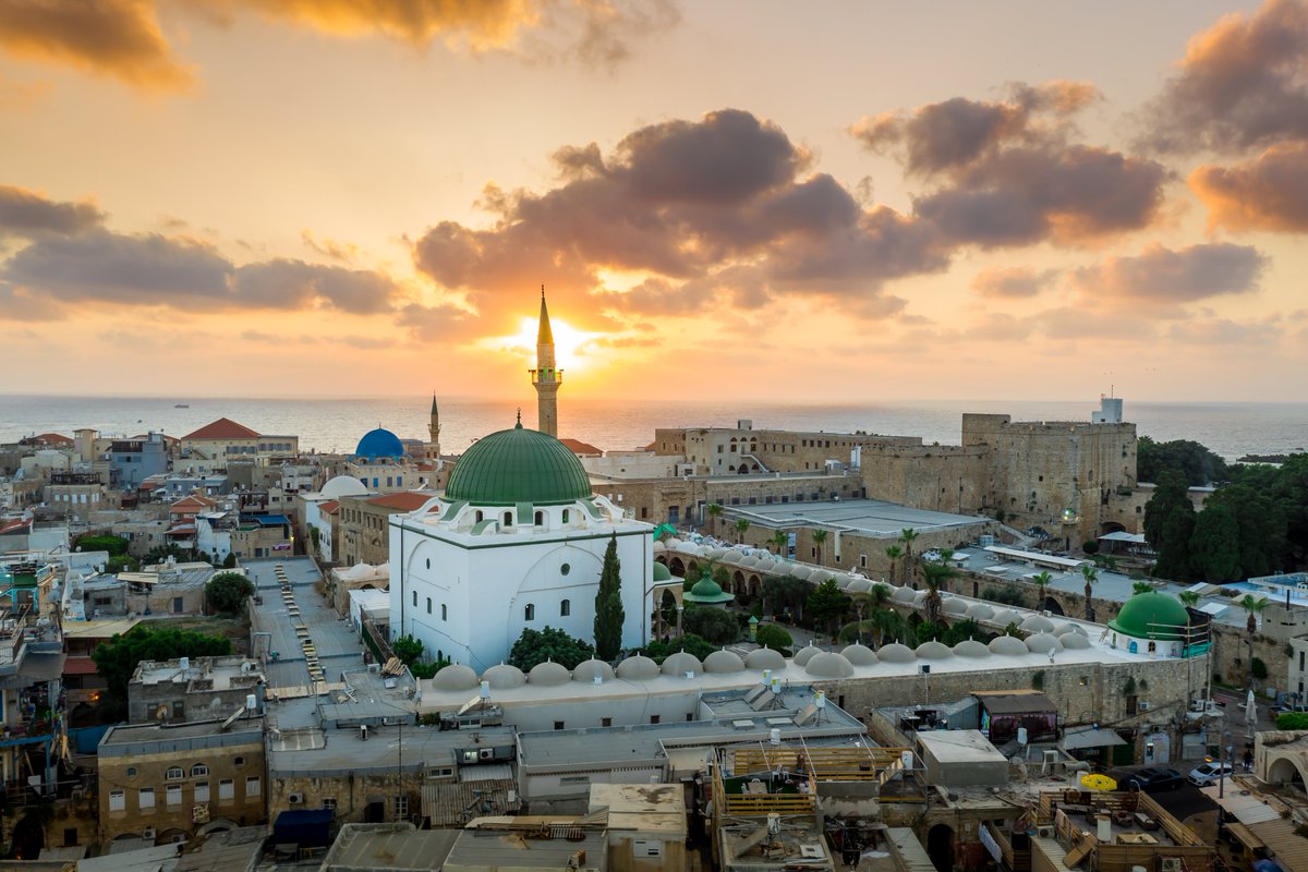 مسجد الجزار في مدينة عكا هو واحد من بين أكثر من 400 مسجد في إسرائيل. 
جمعة مباركة وطيبة! ...