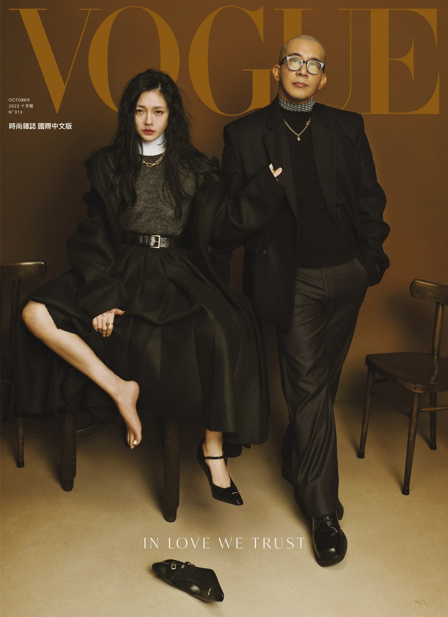 Vogue十月號封面人物，我們特別邀請到三月剛宣布新婚的大S與具俊曄，在女性攝影師鍾靈的鏡頭下襯著濃烈且復古的色調，為這對新人封存愛情，也希望藉此引領讀者們回溯自己的千禧回憶。  全文請點 >> trib.al/Cr5jNxt #VOGUEOCTISSUE #VogueTaiwan #Vogue10月號 #徐熙媛 #서희원 #具俊曄 #구준엽