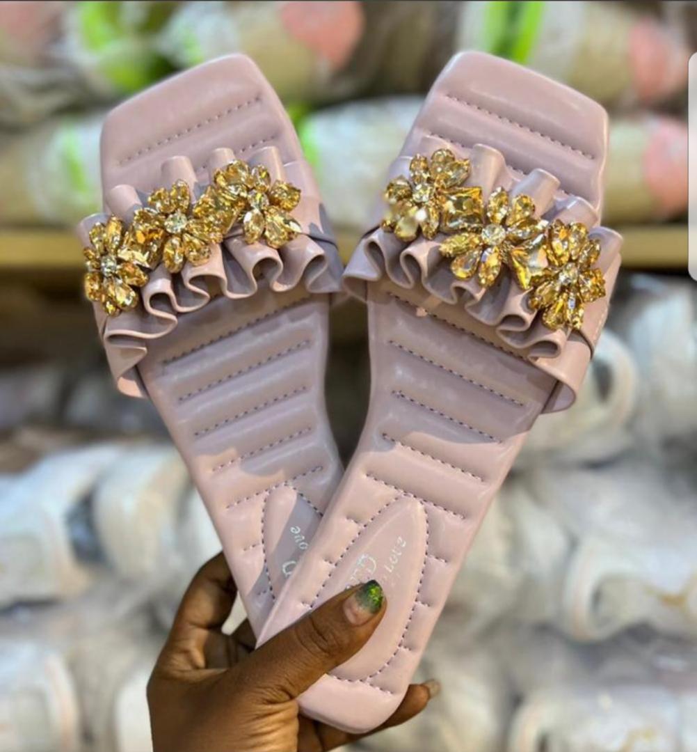 HShakurs's tweet photo. Good Morning Hustlers ❤❤ 
Look Classy this Weekend 🔝🔝by owning these 🆒 Flats 
What's app:+256758212019 https://t.co/0vG9Z4VHNF