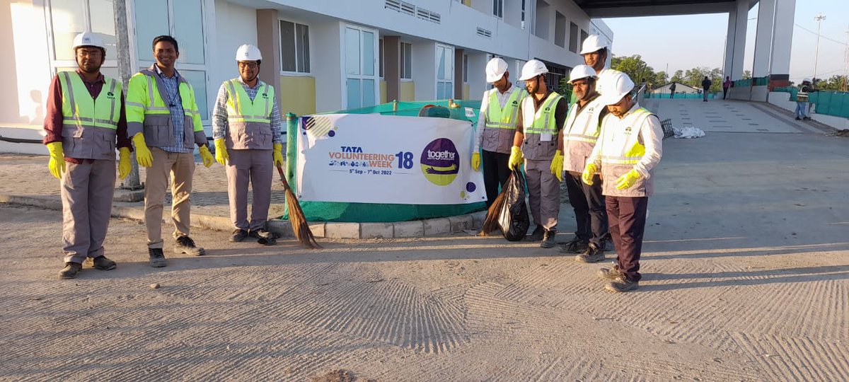 TCEConnect's tweet photo. #TVW18 #TCEndeavour #TCEConnect
A team of #volunteers from Tata Consulting Engineers Limited (#TCE), #Assam participated in a cleanliness drive at the BAVP Multi-Specialty #Hospital, Sivasagar Assam. The team cleaned the adjoining areas of the Hospital. https://t.co/34BgHf5AmY