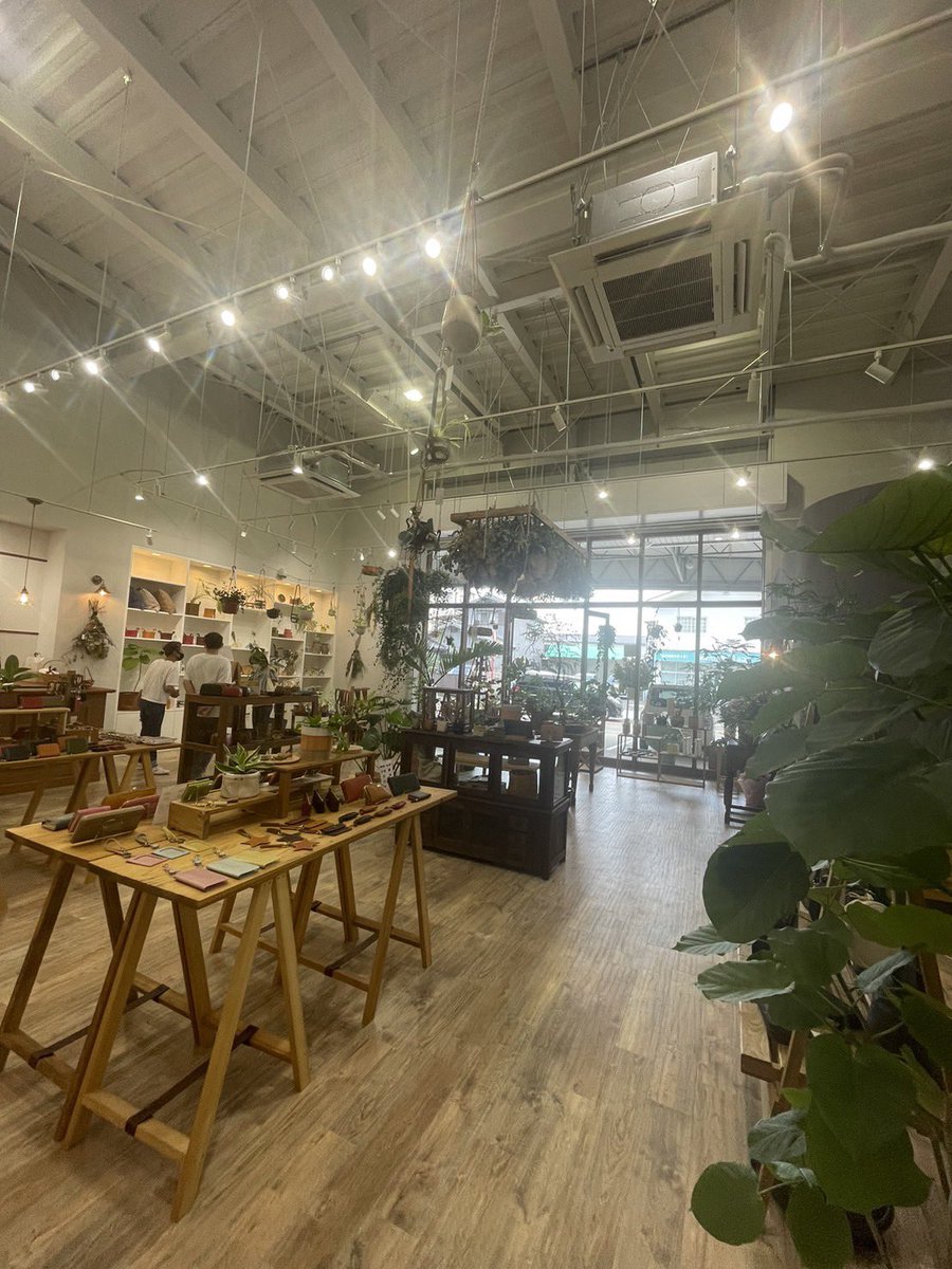 thiro430's tweet photo. 本日、大阪市平野区にオープンした、bristle grass に早速行きました！
革製品のお店で店内めちゃくちゃオシャレ！

カバン、財布、インテリアなど幅広い品揃えで楽しめました。ネットでもかえる！

https://t.co/lAfN73hmGL

#bristlegrass
#革製品
#新店舗
#おしゃれ https://t.co/SmkvNYcalf