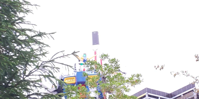 ららぽーとのガンダム、草木越しあえて不鮮明に撮ってみたら偶然起動してるの見かけたみたいにならねーかしらと撮ってみたけどただのヘタクソ写真ね…。 
