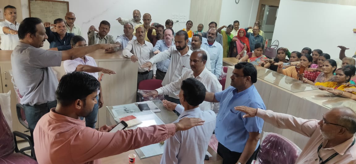 RUMSLimited's tweet photo. सतपुड़ा एवं विंध्याचल भवनों में ऊर्जा साक्षरता अभियान के तहत 29.09.2022 को परिसर के विद्युत रख-रखाव एवं संचालन से संलग्न अधिकारी/कर्मचारियों को ऊर्जा साक्षरता अभियान से जुड़ने पर प्रशिक्षण दिया गया। @beeindiadigital @CMMadhyaPradesh @iaskarmveer @MPUVN_Bhopal https://t.co/rk45heRxXp
