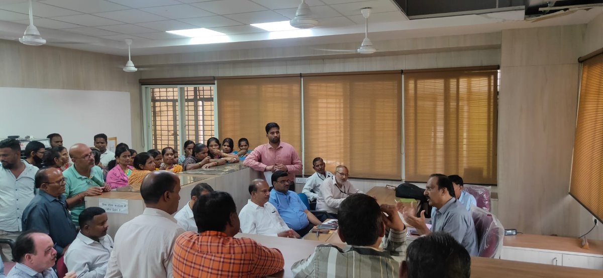 RUMSLimited's tweet photo. सतपुड़ा एवं विंध्याचल भवनों में ऊर्जा साक्षरता अभियान के तहत 29.09.2022 को परिसर के विद्युत रख-रखाव एवं संचालन से संलग्न अधिकारी/कर्मचारियों को ऊर्जा साक्षरता अभियान से जुड़ने पर प्रशिक्षण दिया गया। @beeindiadigital @CMMadhyaPradesh @iaskarmveer @MPUVN_Bhopal https://t.co/rk45heRxXp