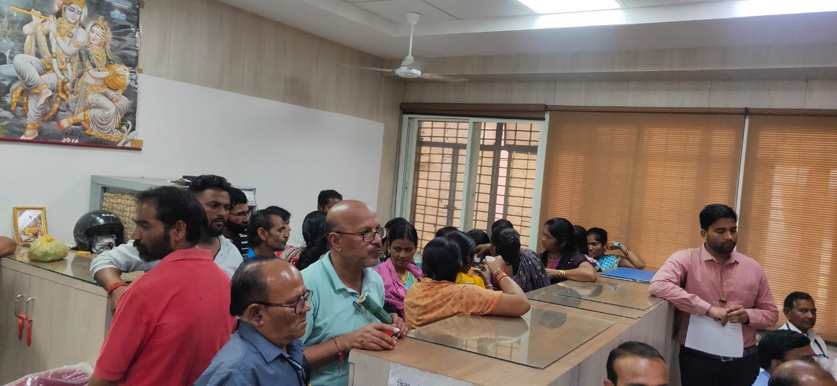 सतपुड़ा एवं विंध्याचल भवनों में ऊर्जा साक्षरता अभियान के तहत 29.09.2022 को परिसर के विद्युत रख-रखाव एवं संचालन से संलग्न अधिकारी/कर्मचारियों को ऊर्जा साक्षरता अभियान से जुड़ने पर प्रशिक्षण दिया गया। <a href="/beeindiadigital/">Bureau of Energy Efficiency (ऊर्जा दक्षता ब्यूरो)</a> <a href="/CMMadhyaPradesh/">Chief Minister, MP</a> <a href="/iaskarmveer/">Karmveer sharma</a> <a href="/MPUVN_Bhopal/">Madhya Pradesh Urja Vikas Nigam</a>