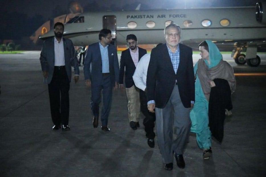 fhsheikh08's tweet photo. Pakistan paid a fine of millions when DAR fudged economic figures given to the IMF in 1999 and here he is walking in shamelessly once again
He will freeze the Dollar rate artificially at a lower level and in the short run the govt will boast of a victory on the economic front https://t.co/lZcluL2sk8