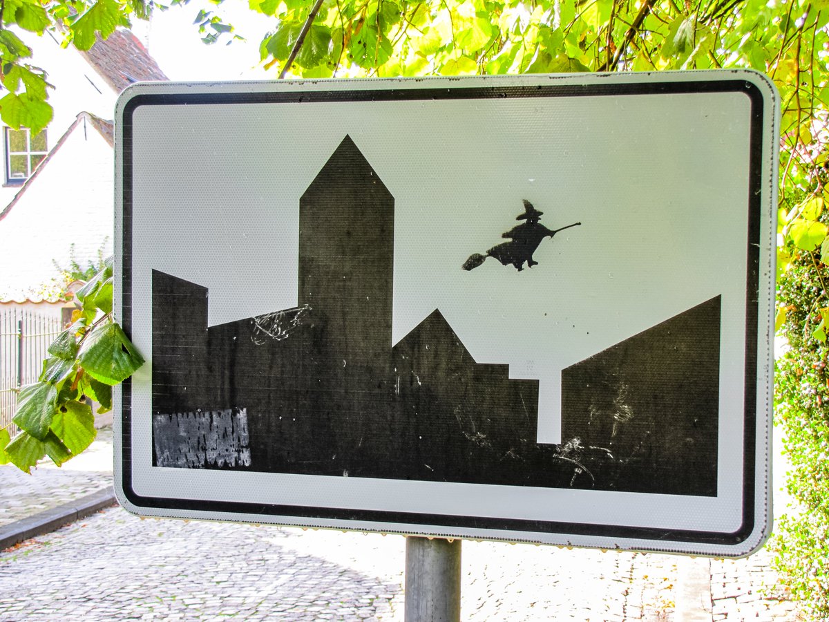 KrieBeLaRT's tweet photo. Witches in Bruges ?  for sure ! #witch #heks #stencil #pochoir #trafficsign #photography #streetartphotography #streetarthunter #urbanart #littleinterventions https://t.co/CTSiCR7wLr