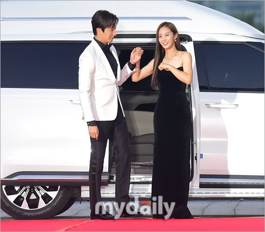 Yesterday's ceremony our Woori is amazing. But wait, why do they have actions that show intimacy above the level of friends. She casually adjusts her prom dress right in front of him and watches how he doesn't shy away from her natural actions. #APANStarAwards2022 #ilwooyuri