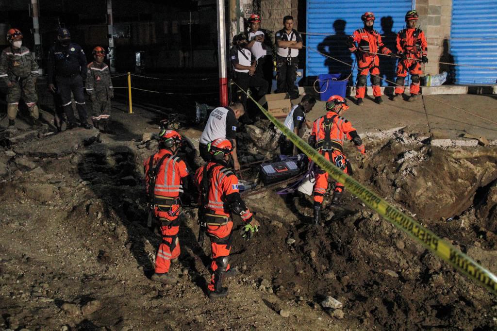 motivaciongt's tweet photo. Un agradecimiento enorme de verdad a las instituciones de rescate. Que ejemplo de trabajo en equipo nos dieron en esta jornada de más de 120 horas de trabajo. @ConredGuatemala @BVoluntariosGT @Ejercito_GT @CBMDEPTAL @PNCdeGuatemala @GdgGober @MuniVillaNueva https://t.co/6JYvKFQxEc