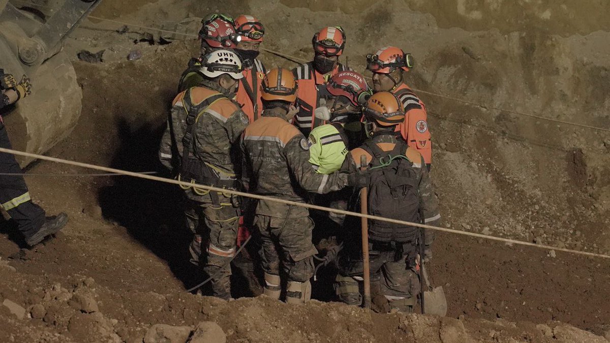 motivaciongt's tweet photo. Un agradecimiento enorme de verdad a las instituciones de rescate. Que ejemplo de trabajo en equipo nos dieron en esta jornada de más de 120 horas de trabajo. @ConredGuatemala @BVoluntariosGT @Ejercito_GT @CBMDEPTAL @PNCdeGuatemala @GdgGober @MuniVillaNueva https://t.co/6JYvKFQxEc