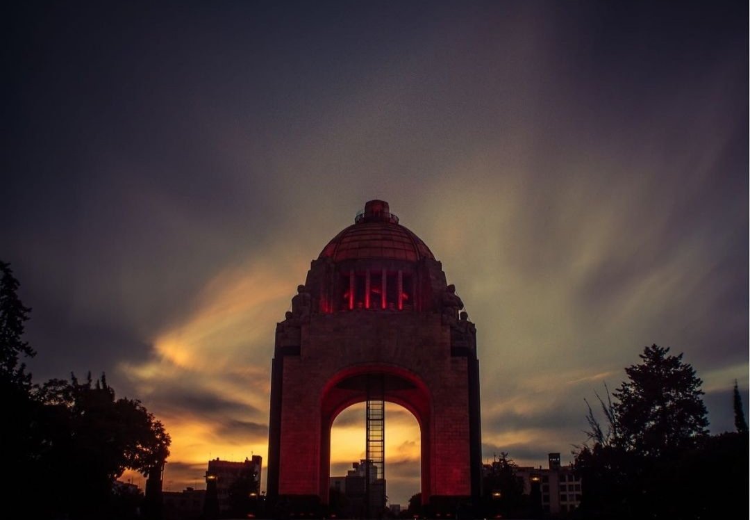 SECTUR_mx's tweet photo. Monumento a la Revolución, un icono de la #CDMX en donde podrás disfrutar un maravilloso recorrido en el elevador de cristal que te lleva hasta la gran cúpula. ¡Las vistas que podrás admirar desde su mirador son impresionantes y te dejarán cautivado! 🤩
#BuenasNoches🌙✨ https://t.co/sTydcHlcX4