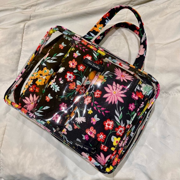 Monaco228's tweet photo. So good I had to share! Check out all the items I'm loving on @Poshmarkapp #poshmark #fashion #style #shopmycloset #ghbassco #colehaan #verabradley: https://t.co/jTVm9bAXh9 https://t.co/KFAXtawHKk