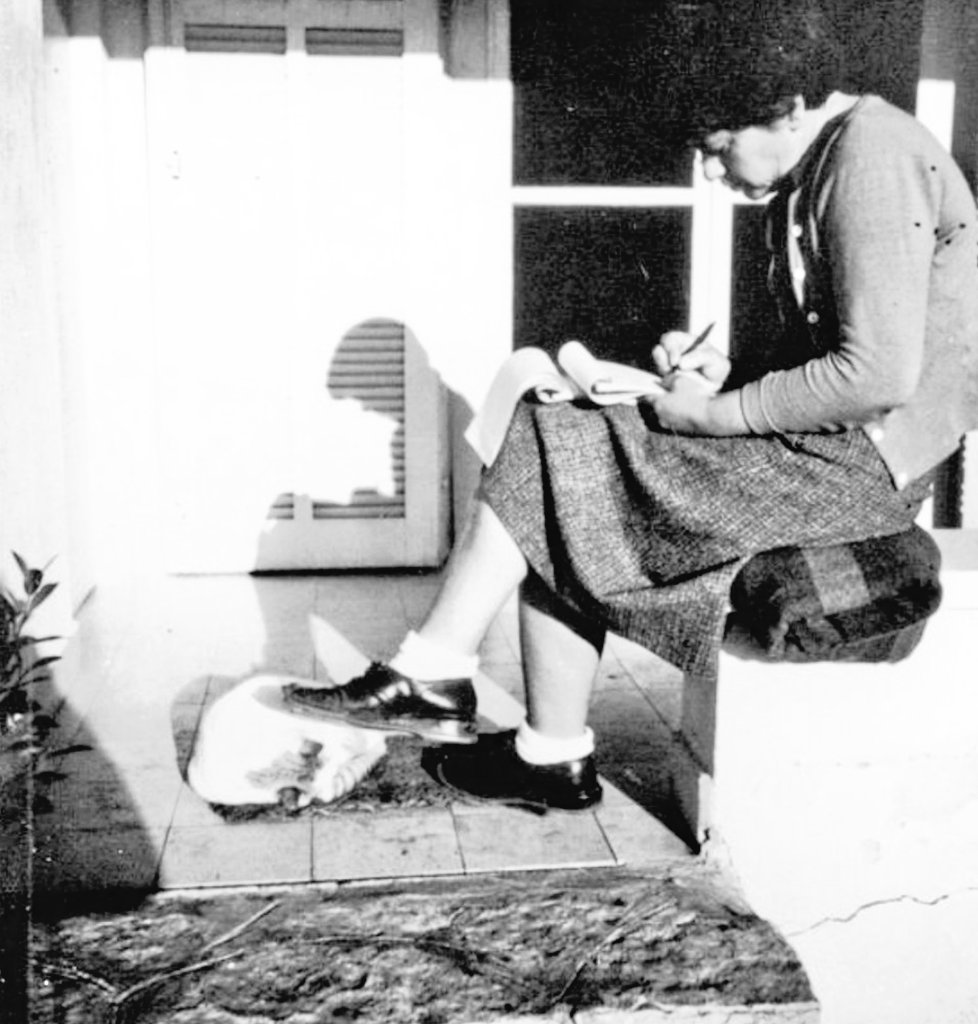 Letnapark's tweet photo. Sie sagen gedenken gedenken
weil sie immer vergessen
Ich sage vergessen vergessen
weil ich immer gedenke.
Jenny #Aloni-#Rosenbaum *7.9.1917 Paderborn, 1939 Flucht; Familie, fast alle ermordet – 30.9.1993 Ganei Yehuda
Ich überlebte.
Es war kein Stolz in ihr. Zu viele starben https://t.co/6IoFis6dmR