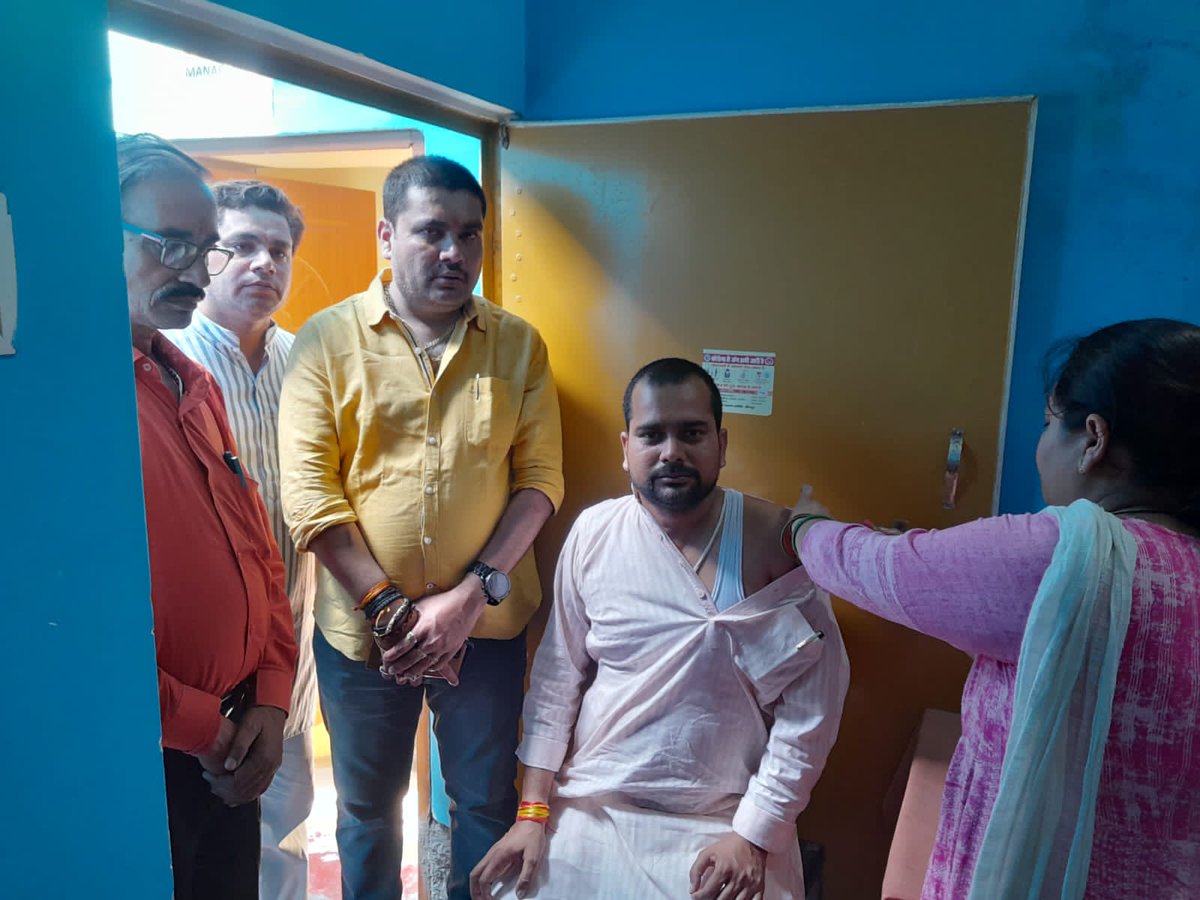 Sitapur_BJP's tweet photo. #कोविड_टीकाकरण_अभियान
यशस्वी लोकप्रिय जननायक प्रधानमंत्री आदरणीय श्री Narendra Modi जी के 72वे जन्मदिवस के अवसर पर ,सेवा पखवाड़ा कार्यक्रम के अंतर्गत #कोविड_टीकाकरण_अभियान के तहत कोरोना की बूस्टर डोज़ लगाई गई।
#ModiJiAt72
#HamaraAppNaMoApp #HappyBdayModiji https://t.co/EohNB8BN53